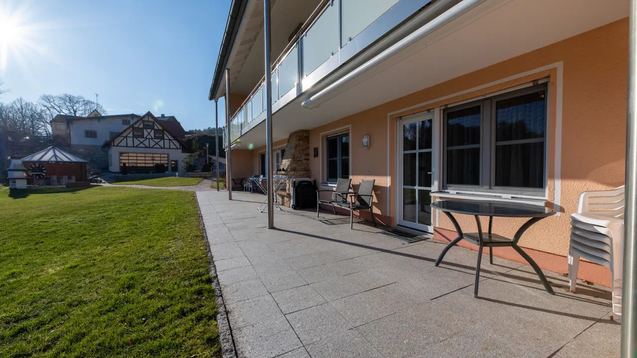 Sonnenterrasse vor den Ferienwohnungen